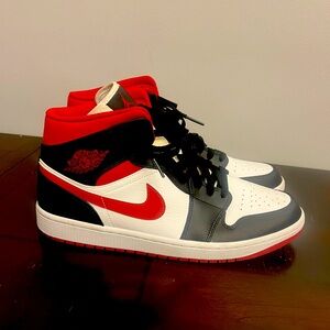 Jordan 1 Mid
Gym Red Black White